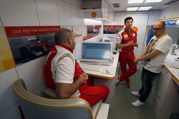 Balra a benzint vizsgálják, jobb oldalon pedig az olajokkal bíbelődnek