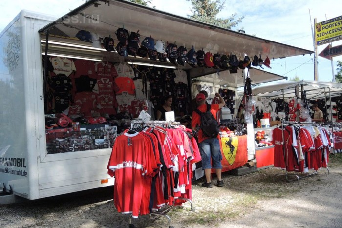 Räikkönen rajongói gyűlölik a Ferrarit 10 | Vezess A Hungaroring falain kivül és belül is számos árus kínálja portékáit