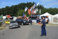 Rengeteg rendőr van a Hungaroring körül, irányítják a forgalmat. Akivel mi beszéltünk, igen segítőkész volt