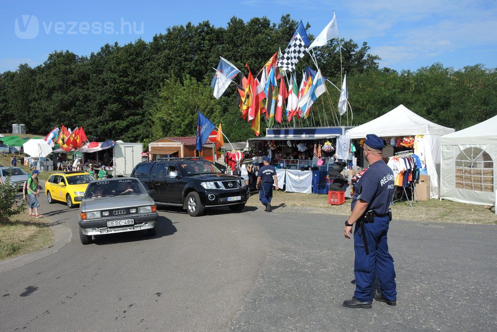 Rengeteg rendőr van a Hungaroring körül, irányítják a forgalmat. Akivel mi beszéltünk, igen segítőkész volt