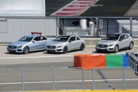 Az első számú biztonsági autó mellett számos autót biztosít a Mercedes az FIA-nak a verseny lebonyolításához