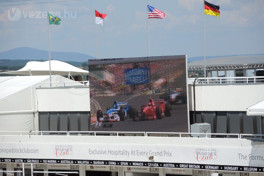 Amikor a pályán nincs autó, akkor a szervezők a Hungaroring korábbi versenyeinek leglátványosabb képeivel szórakoztatják a nézőket