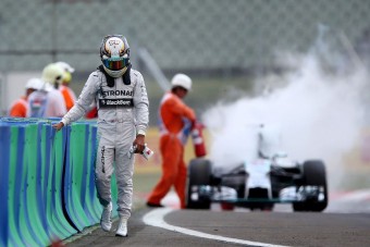 F1: Hamilton égett a Hungaroringen, Rosbergé a pole