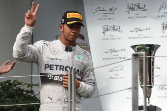 F1: Hamiltont megdöbbentette, hogy félre akarták állítani