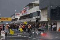 F1: Ecclestone visszavonulót fújt 107