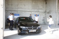 Magnussen 5-ös BMW-vel jött, bérelt autó a Sixttől