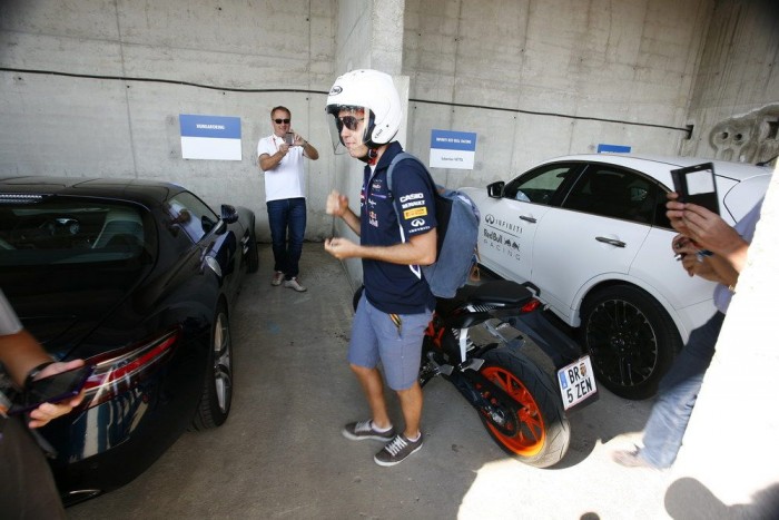 F1: Mivel mozognak itthon az F1 sztárjai? 7 Vettel egy KTM Duke 390 nyergében futott be a Hungaroringre. Azért ott van neki az Infiniti QX70 is, 420 lóerővel