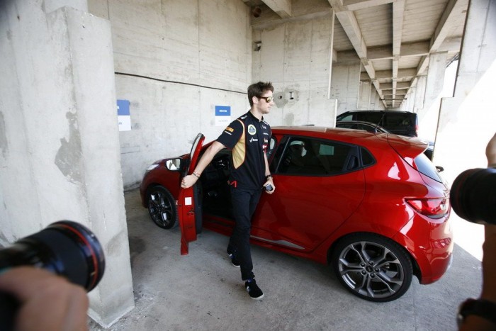 A Lotus versenyzője, Romain Grosjean a turbós Clio RS-sel mozog itthon