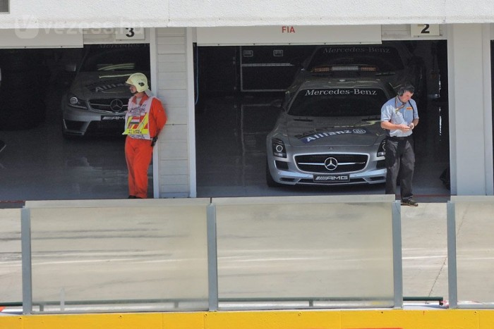 F1: Mivel mozognak itthon az F1 sztárjai? 2 Készenlétben áll Bernd Mayländer SLS GT-je. A biztonsági autó vezetőjével hamarosan interjút közlünk. 95-98 százalékon megy, szárazon ESP nélkül