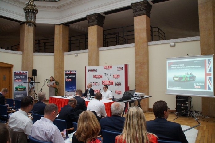 1200-zal száguldott, most gyorsabban menne 5 Autós és repülőipari workshop a Brit Nagykövetség rendezésében: a találkozó célja főleg az Egyesült Királyság és a kákáeurópai régió szakipari randevújának összehozása volt