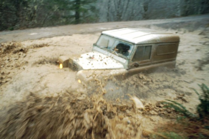 Sofőröstül vitte az autót a patak