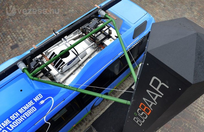 Le- és felszállás közben tölt az elektromos busz 5