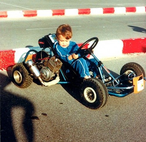 33. születésnapját ünnepli Fernando Alonso 21 Édesapja amatőr gokartversenyzőként fertőzte meg a versenyzés szeretetével fiát, Fernando Alonsót, aki eddig egyetlen spanyol F1-es világbajnokként történelmet írt