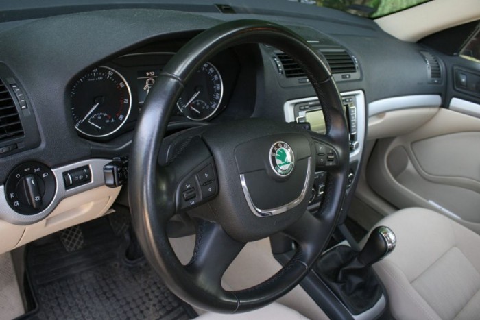 Rizikós használtan az Octavia? 8 | Vezess A műanyag kormányon jobban meglátszana a 160 ezer megtett kilométer