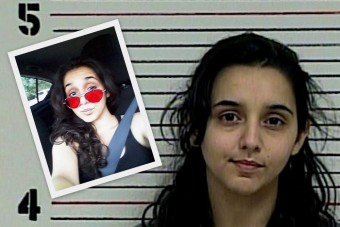 Összetörte autóját, meztelenre vetkőzött