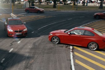 Akrobatikus driftkavalkád öt BMW-re