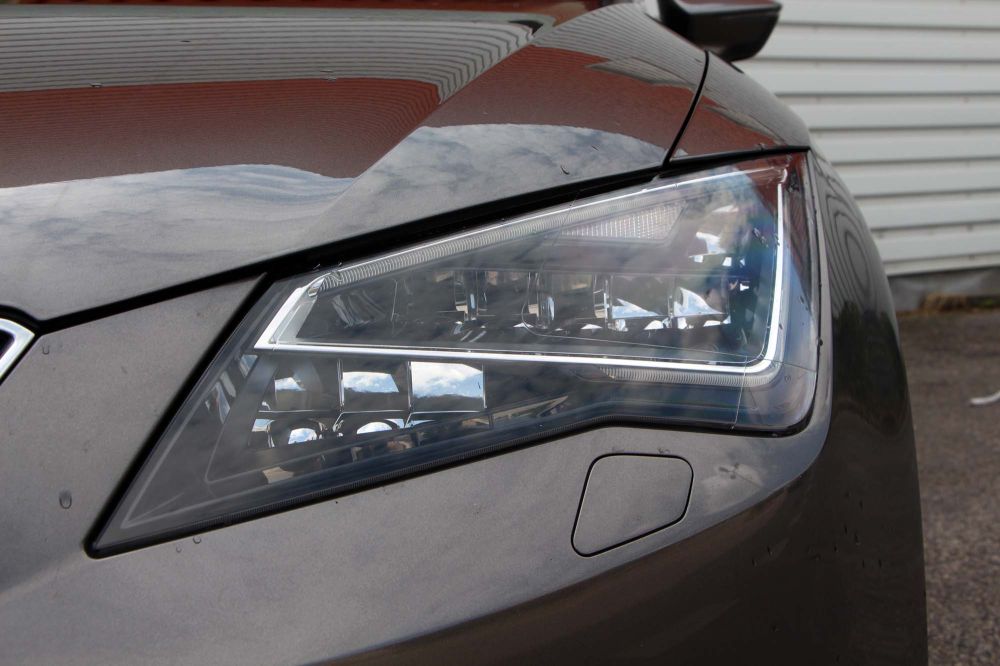 A SEAT Leon nagy húzása a teljes LED fényszórók alkalmazása. Ha másért nem, ezért az apróságért megéri ezt venni a Golf helyett