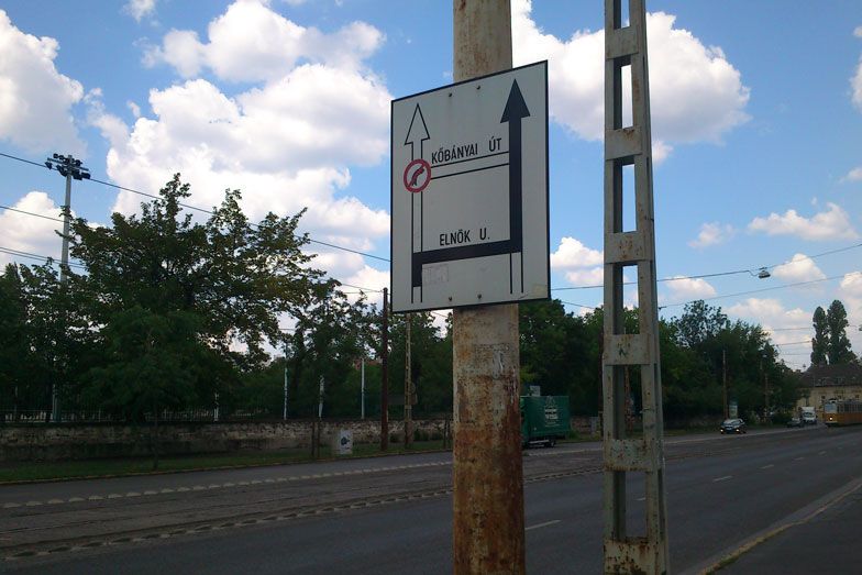 A tábla szerint az Orczy útról nem lehet jobbra fordulni a Kőbányai útra, holott emlékeim szerint ez csak az Orczy tér felújítása alatt (2003-2004 környékén) volt így - írja olvasónk