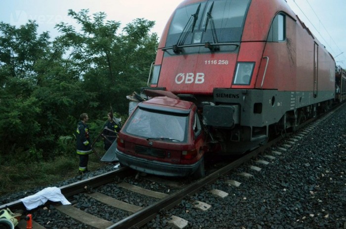A sínre csúszott az ittas sofőr, jött a vonat 2 A sínre csúszott az ittas sofőr, jött a vonat 2
