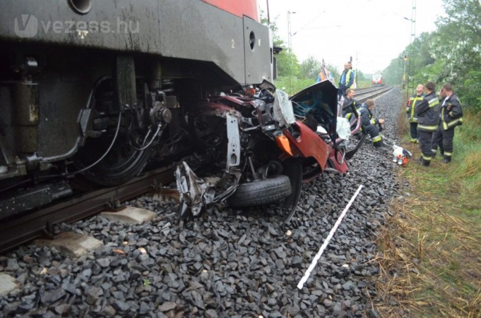 A sínre csúszott az ittas sofőr, jött a vonat 4