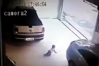 Kisbabára tolatott egy autó, rémisztő felvétel! 