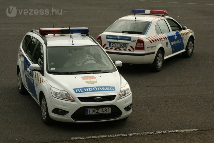 Baleset – Teljes útlezárás a 8-as főúton 1 Látszik a Skodán, hogy 1996-ban mutatták be. A Focus premierje 2004 őszén volt, 2007 végén alaposan felfrissítette a Ford