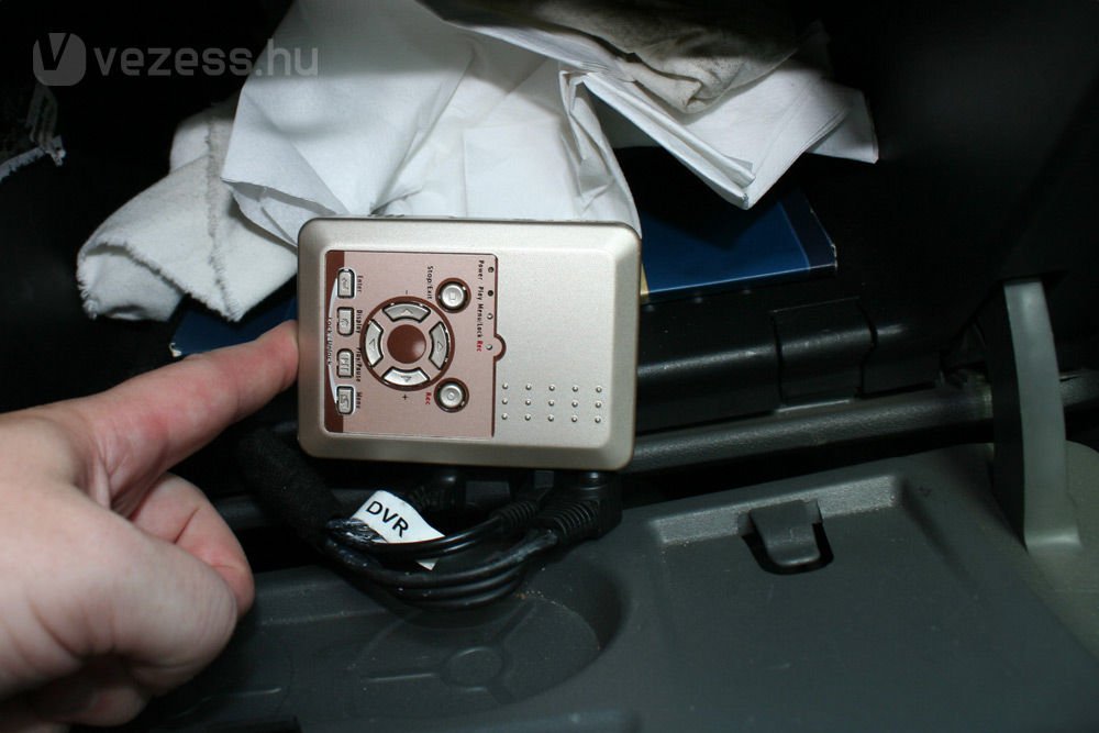 Memóriakártyára rögzít a kamera, ez gyorsan cserélhető a szolgálat átadásakor vagy ha betelik