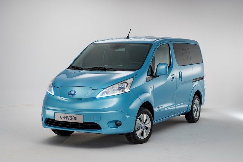 Júniusban kezdődik a Nissan elektromos furgonjának értékesítése. A genfi autószalonon bemutatott jármű többféle változatban lesz kapható