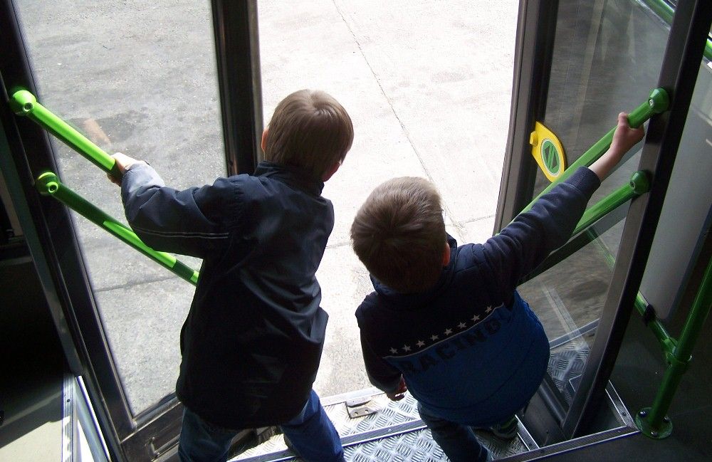A nap folyamán minden egyes autóbusz ajtajára jutott az ajtónyitást manuálisan gyakorló gyermek