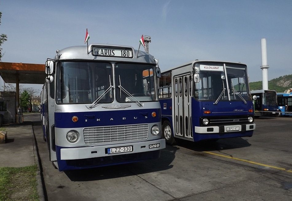 Két nosztalgiabusz: Ikarus 180 csuklós és Ikarus 260 szóló változat. Előbbi majdnem a rendszerváltásig közlekedett Budapesten, utóbbiból pedig még mindig rengeteg fut a főváros útjain (is).