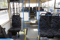 A citarósított Ikarus 405-ös. Mennyivel szebben mutatna ez a beltér sárga vagy zöld kapaszkodókkal és kék ülésekkel, de a BKK döntésének köszönhetően most már a buszok utasterében is túlteng a bilikék és a szürke kombinációja