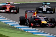 F1: Szándékosan lassítja magát a Red Bull 54