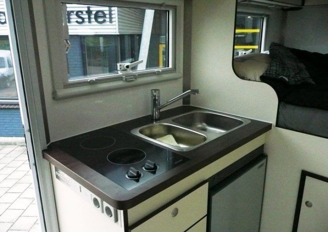 Tűzoltóautóból épített lakóautót 6 | Vezess Elektromos sütő, mosogató és hűtőgép is van a minikonyhában