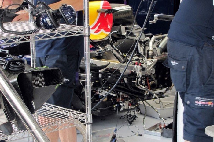 F1: A Mercedes pénzzel verte le a mezőnyt 1 A motorból - melyet érthető módon nem is engedtek megörökíteni - alig látszik valami olyan bent és annyira mélyen van, innen ráadásul sokat takar a hűtő és a számtalan segédberendezés is. Minden Renault erőforrást használó istállónál folyamatosan ott tüsténkednek a motorszállító gyári szakemberei is. Bár kívülállónak elsőre ez inkább csak bámészkodásnak tűnhet, azért komoly segítő, kutató-fejlesztő munkát végeznek, sőt gyakran belepiszkálnak a munkálatokba.