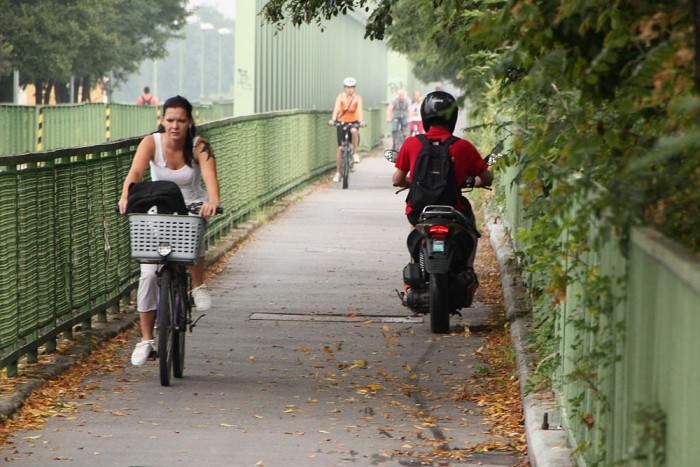 Bár semmi keresnivalója nem lenne itt a robogósnak, mégsem zavar sok vizet
