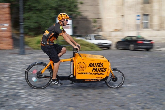 Keskenyek, gyorsak a forgalomban, de a fordulókörük óriási