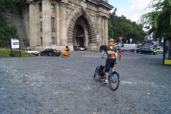 A kék magyar biciklit kipróbáltam én is: nagyon könnyű meg/rászokni