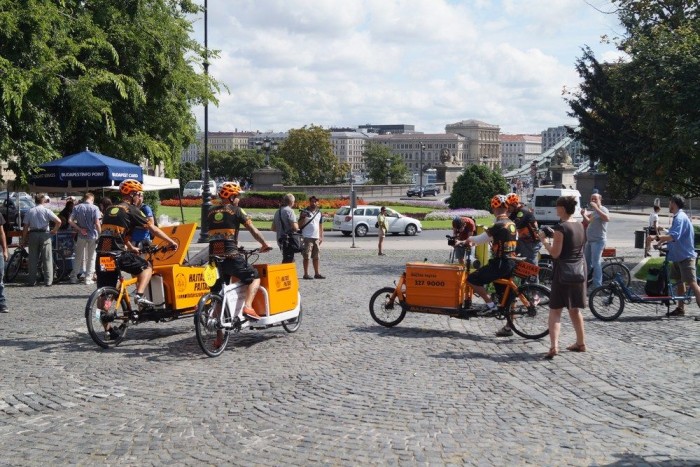 Engem, a kövér újságírót siklóval vitték fel a Várba, de a szikár futárok közben feltekertek