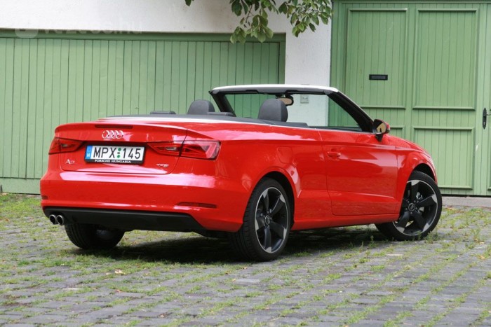 Elődjéhez képest 18 centivel hosszabb a karosszéria, így 442 centiméteres