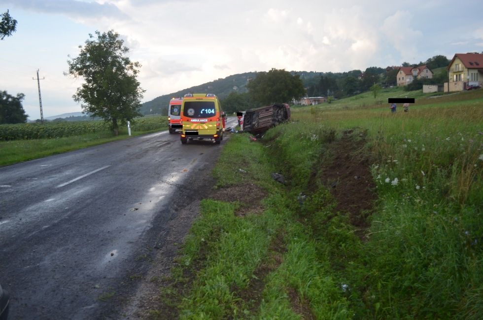 A nap képe – vízelvezető árokba sodródott autó 7