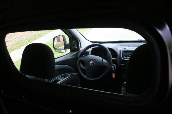 A lemezfal és az üvegablak mögül kevés zaj terheli a vezetőt menet közben