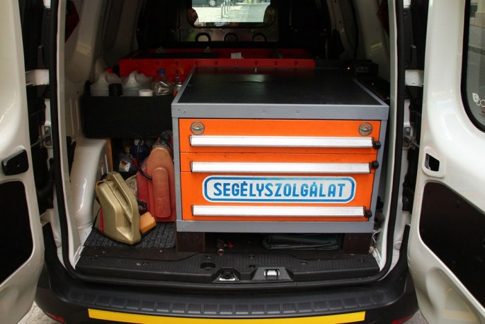 Amikor egy Dacia húz ki a bajból 7 Ez a tudomyányos serszámos-szekrény még a korábbi szervizautóból maradt meg