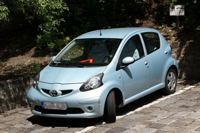 Amikor egy Dacia húz ki a bajból 6 EZ az autó nagyon rosszul van. A vízpumpa csapágya halt meg, és rántotta magával a romlásba az ékszíjat is. A tulaj csak azt vette észre, hogy először a légkondi állt meg, majd töltés híján az akksi is feladta.