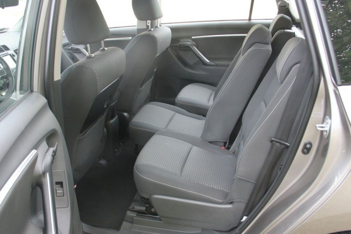 Könnyen, hosszú úton, külön mozgatható a második sor 3 ülése