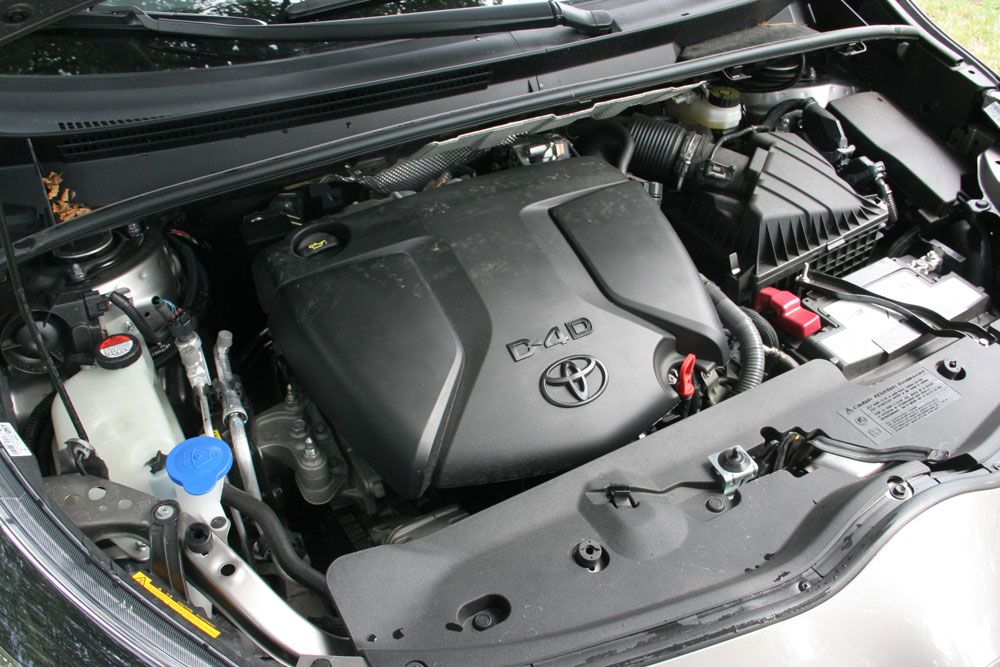 D-4D-nek hívja a Toyota a BMW-től vásárolt motort is, ami alig gyengébb saját, a Versóban 124 lóerősre állított kétezresénél. 4,5 liter/100 km a gyári átlag - a valóságban kábé egy literrel fogyaszt többet