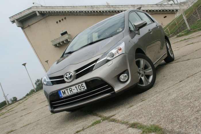 Ráadásul BMW-motorral. Ugyan vagy mégis?! Kevesebbet fogyaszt a bajorok mini-gázolajosa a japánok úttörő hibridjénél is?