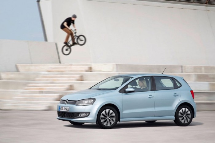 Marketingtrükk a mezítlábas alapmodell 3 Egyre kisebb autókban is vannak egyre komolyabb extrák. Az új Aygo-C1-108 trió vagy az átdolgozott Polo már tudja tükrözni a mobiltelefont, tehát a műszerfali kijelzőn ugyanazt látjuk, mint az okostelefonon. Ez a mirror link