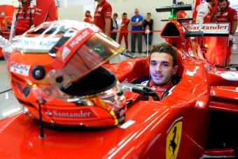 F1: Már jövőre pilótát cserél a Ferrari?