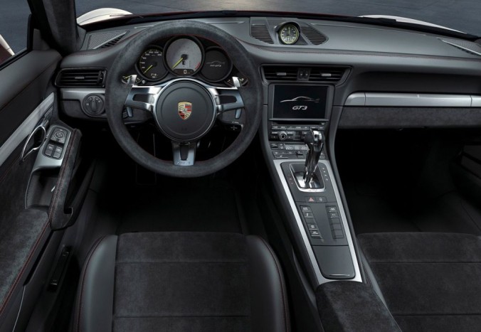 Annyira érzéki és pontos a kormányzás, mintha saját kezünkkel mozgatnánk a kormányösszekötőket