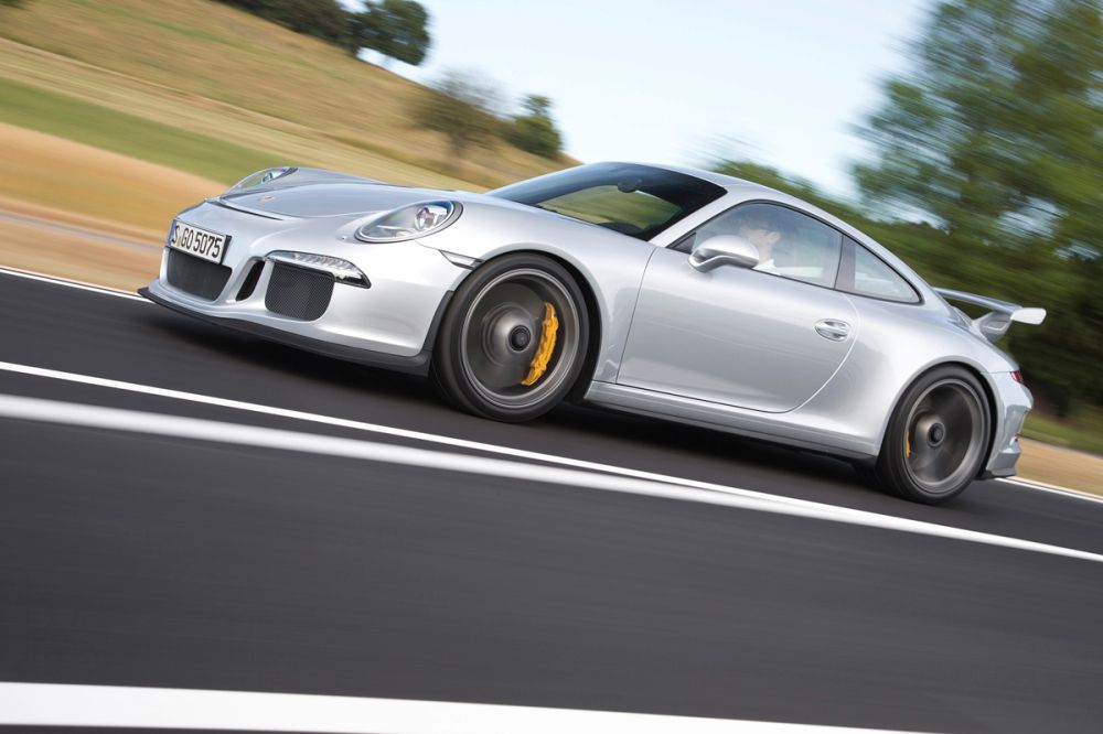 Nem, nem. A legpengébb Porsche 911 véletlenül sem az alsó hangon 560 lóerős Turbo S, hanem a GT3. Zárt pályán vezettük a 46 milliós szupersportautót
